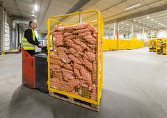 FULL FART: På hovedterminalen i Vestby hvor én million pakker håndteres i løpet av kort tid. Foto: Helthjem.