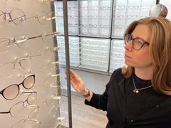 Tina Alvær er leder for Optikerbransjen, som organiserer landets over 500 optikerforretninger. Hun sier samfunnet blir stadig mer synskrevende, ikke minst for barn og unge.