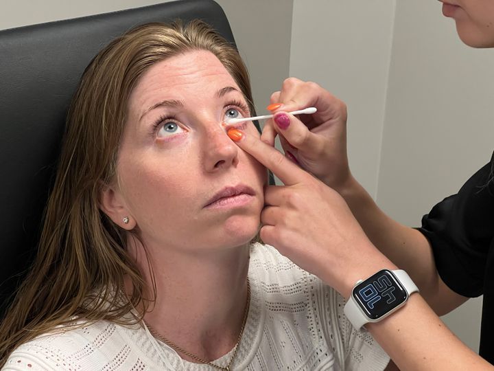 Daglig leder Tina Alvær i Optikerbransjen får her gjennomført en behandling hos optiker som forebygger tørre øyne (Foto: Ola Gimse Estenstad)