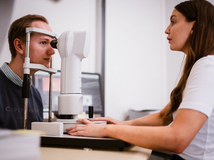 35% av befolkningen har i løpet av det siste året vært hos optiker for synsundersøkelse eller kontaktlinsekontroll.