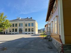 Oslobygg skal rehabilitere det bevaringsverdige hovedbygget og de to sveitservillaene fra 1900 med nytt teknisk anlegg, etterisolering og universell tilgjengelighet.