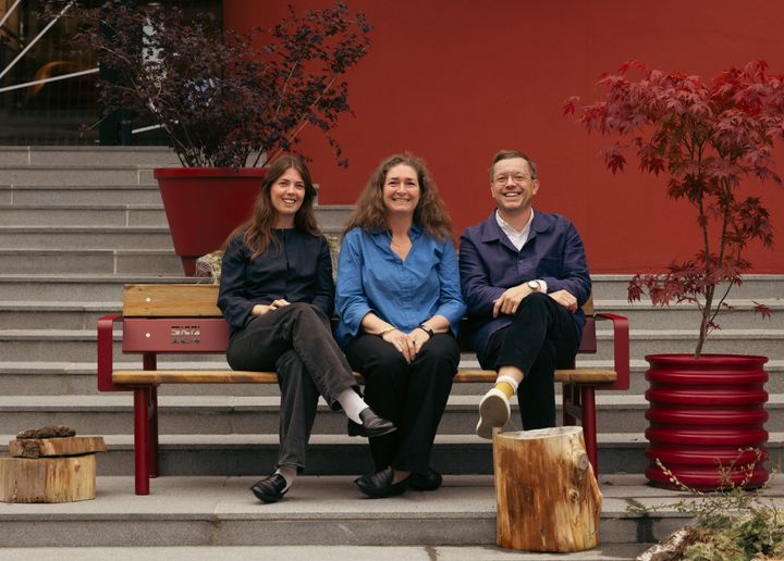 Skøyenbenken: 20 nye benker skal gjøre det enklere å stoppe opp, møtes og oppholde seg på Skøyen. Fra venstre: Maren Sofie Austnes (LARK Landskap), Charlotte Helleland (DARK Design Group) og Nicolai Gulliksen (Vestre)