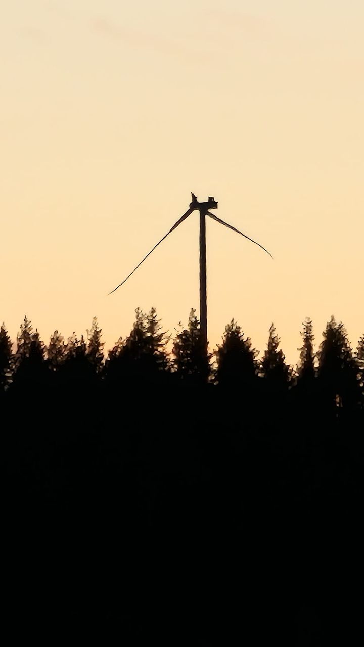 72 meter lange rotorblader, 22 tonn hver. Kim Jonny Karlsen i Nord-Odal tok dette bildet av den ødelagte vindturbinen på Engerfjellet fra verandaen sin i 20.30-tiden onsdag kveld. Han har også delt bildet på Facebook-gruppen Motvind Odal.