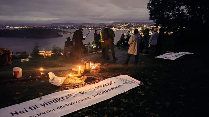 Et bilde fra 8.oktober i år,  da Motvind Oslo og Akershus arrangerte vardetenning mot vindkaft ved Ekeberg.