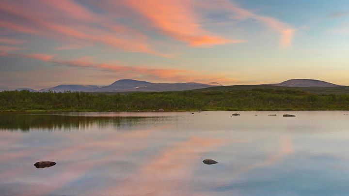 Uaktuelt for vindkraftutbygging: Bildet er tatt fra området der Davvi vindkraftverk er planlagt. Gaissene sett fra øst med Rásttigáisá (1067 moh) som høyeste fjell i venstre halvdel av landskapet. NVE har tatt Davvi ut av listen over aktuell vindkraftprosjekter.