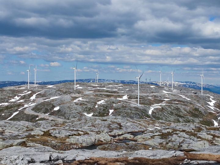 Dette er deler av Norges største vindkraftanlegg, Øyfjellet. Totalt er det 72 vindturbiner her.