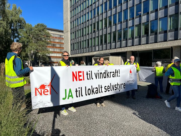 Motvind Norge skal fylle Eidsvolls plass foran Stortinget tirsdag 6.mai 2025. Dette bildet er fra aksjonsdagen september 2024, foran NHO-bygget i Oslo.