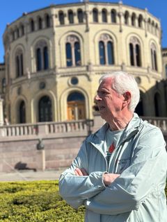 Leder av Motvind Norge, John Fiskvik, foran Stortinget 6.mai 2025