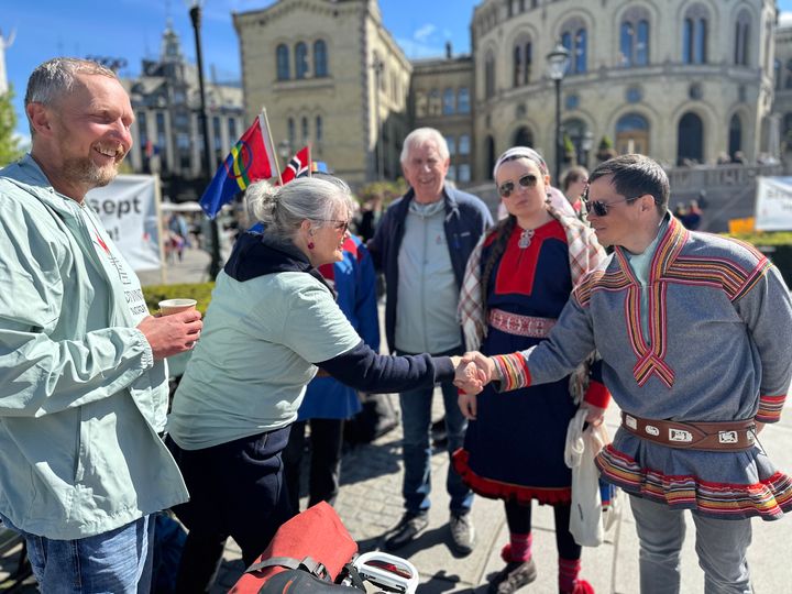 Motvind Norge arrangerte stor demonstrasjon foran Stortinget 6.mai 2025, i anledning votering over elektrifisering av Melkøya og konsesjonsbehandling av Davvi.