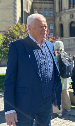 Trygve Tamburstuen foran Stortinget 6.mai 2025
