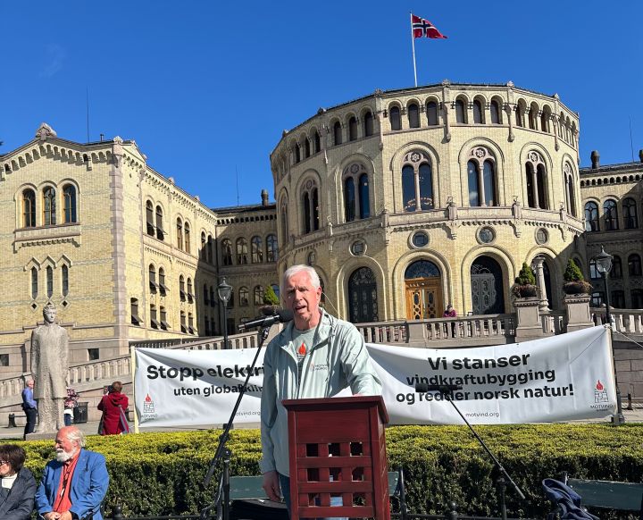 John Fiskvik, leder i Motvind Norge, holder apell foran Stortinget 6.mai 2025