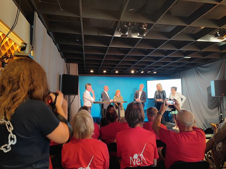 Terje Aasland under debatt under Arendalsuka, med tilhørere fra Motvind Norge.