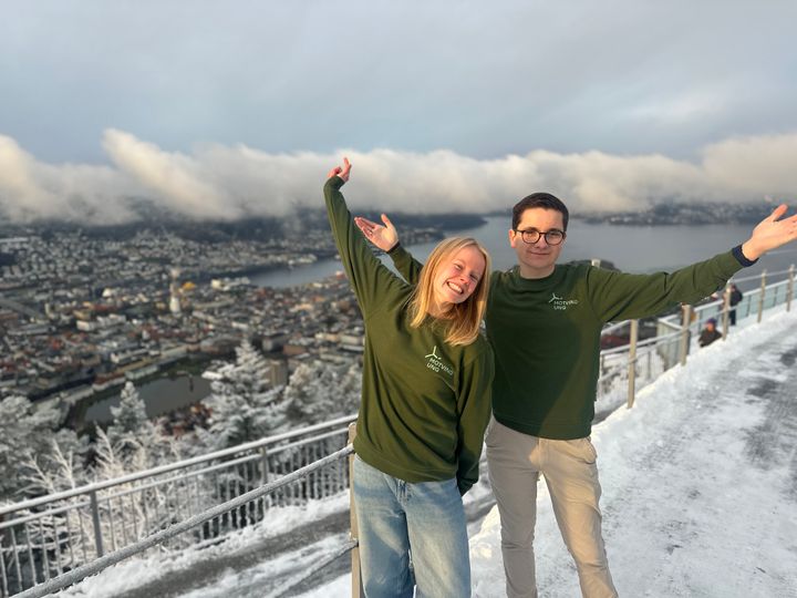 Inga Rye Løken og Romeo Roso Serrano, henholdvis nestleder og leder i Motvind Ung, ønsker ungdommer mellom 13 og 26 år velkommen som medlemmer. -Motstanden mot utbygging av vindkraft i Norge har aldri vært større. Det er viktig at vi unge også blir hørt i debatten, og gjennom Motvind Ung får vi en plass ved bordet, sier de.