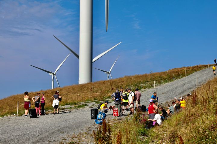 Haram Kommune er en av flere kommuner som har fått innsynsbegjær fra Motvind Norge. Bildet er fra en samling i regi av Motvind Norge i vindkraftanlegget på Haramsøya.
