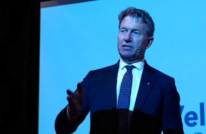 Energiminister Terje Aasland erkjenner at det er nettkapasitet og datasentre som presser kraftsystemet, men åpner samtidig for tiltak som kan svekke kommunenes rett til å si nei til vindkraft.