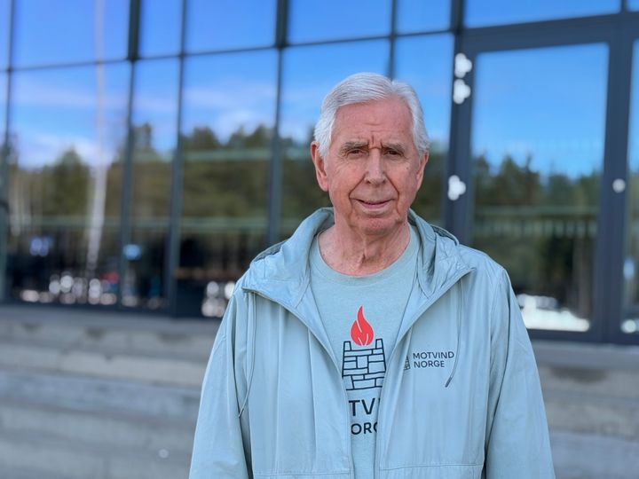 John Fiskvik, leder av Motvind Norge, mener begrepet «kunnskapsplikt» brukes strategisk fordi ingen ønsker å framstå som motstander av kunnskap. -Dette har ikke noe med kunnskap å gjøre, men at det heller skal bli dyrere, vanskeligere og mer tidkrevende for kommunene å si nei.