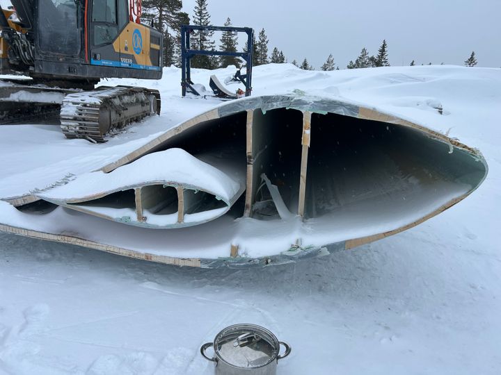 Små og større deler fra denne oppkappede turbinvingen lå åpent på bakken i Nord-Odal. Motvind Norge har fått prøver av vingene analysert, og resultatet viser innhold av hormonforstyrrende BPA. (foto: Motvind Norge)