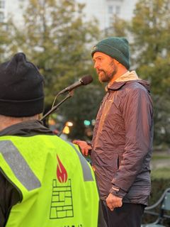 Torbjørn Vereide fra AP fikk også taletid under Motvind Norges markering. - Det er viktig for oss at våre motstandere får komme til orde hos oss, sier John Fiskvik. - Og så håper vi selvsagt at tilhengere av vindkraft også tør å invitere oss til sine arrangmenter fremover.