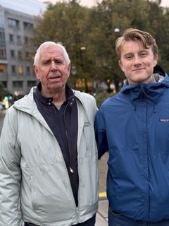 John Fiskvik, leder i Motvind Norge og Iver Eide Hansen, Leder i Motvind Ung, under årets vardetenning foran Stortinget i Oslo