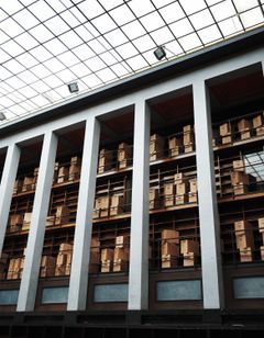 Hovedsalen ble pakket ned for bøker og nå står gamle bøker og møbler på lager i Drammen. Bygget skal gi Oslo 14.000 kvadratmeter med fotoopplevelser, mat og møteplasser. Etter nesten hundre år med hvisking i biblioteket, skal vi endelig åpne opp og skru opp volumet.