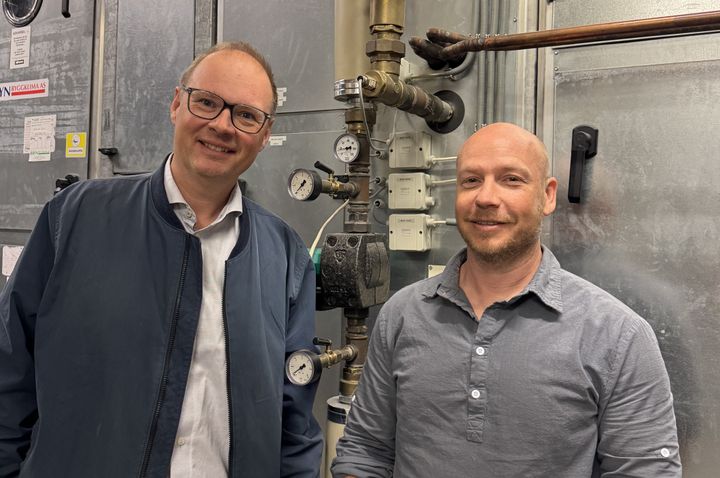 F.v. Isak Oksvold (direktør miljø- og bærekraft) og Erik Borgen (teknisk eiendomssjef) er fornøyde med 15 % reduksjon av energiforbruket som følge av bruk av KI løsningen "R8 Jenny".