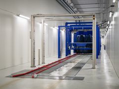 Logistikkanlegget er blant annet utstyrt med en 35 meter lang vaskegate med en kapasitet på vask av 30-40 biler i timen. Vaskevannet renses til en gjenbruksgrad på over 80 %.