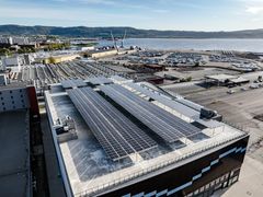 Med 1.936 solcellepaneler på tak og fasade inkludert Norges største solcelle-carport og en batteribank på ½ megawatt, kan bygget produsere over 750 000 kWh strøm årlig. Dette tilsvarer det årlige strømforbruket til mellom 35 og 45 eneboliger. Overskuddsstrømmen lagres i batterier og selges ute på det offentlige nettet.