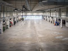 Bygget på Drammen havn er på hele 41 500 m² og har plass til 1150 biler. Anlegget er utstyrt med avanserte fasiliteter for mottak, klargjøring og utsendelse av nye biler.