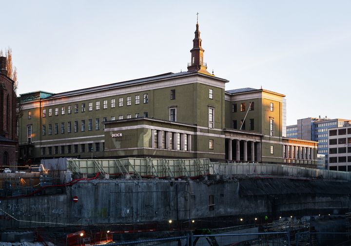 Det historiske biblioteksbygget på Hammersborg har nå fått navnet Deich og blir Nordens største arena for fotografi.