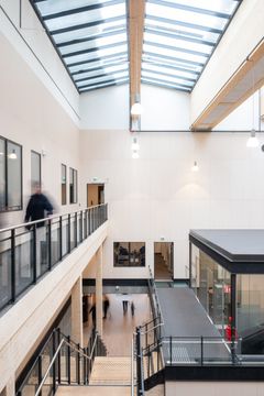 Bygget er utviklet med høy grad av fleksibilitet og generalitet, slik at det kan tilpasses fremtidige behov. Det modulbaserte konseptet er organisert rundt et sentralt atrium som bringer dagslys dypt inn i bygget og skaper en naturlig møteplass mellom salg, verksted og fellesfunksjoner.