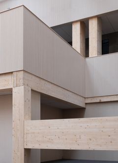 Bygget er dimensjonert for fremtidig påbygg, innehar BREEAM NOR Excellent klassifisering og energiklasse A. Bilanlegget har i tillegg et stort solcelleanlegg på taket, som skal produsere 500.000 kWt årlig, noe som beregnet til å dekke ca halvparten av byggets totale energiforbruk.