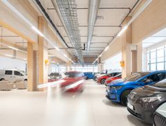 Bærekraft har vært et premiss fra første skisse, for både eiere, leietaker Møller Bil og arkitekt. En bærekonstruksjon i tre, med 22,5 meter lange limtredragere, er eksponert både ute og inne og bidrar til godt inneklima og en varm atmosfære.