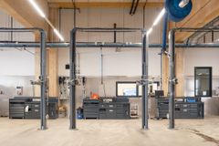 Anlegget, som ligger på Gardermoen, sto ferdig i 2024 og rommer salgshaller for Audi, Volkswagen og Škoda, samt bruktbilavdeling og moderne service-, skade- og lakkverksted.