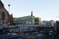 Deich er godt synlig på Hammersborg. Byggeplassgjerder foran Regjeringskvartalet er borte og i mellomtiden venter vi på parken.
