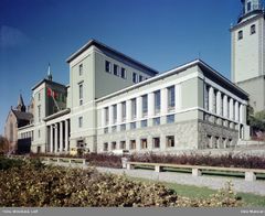Restauranten og vinbaren tar i bruk bibliotekets fløy fra 1972. Vinbaren åpner i den gamle bokbussgarasjen, mens restauranten flytter inn i fløyens første etasje – der bibliotekets administrasjon holdt til.