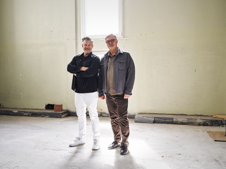 Høsten 2028 åpner Terje og Tony en katalansk kullgrillrestaurant og en spansk vinbar på Deich. Drivkraften er den samme som alltid – håndverket, respekten for råvaren og stoltheten i alt som serveres.