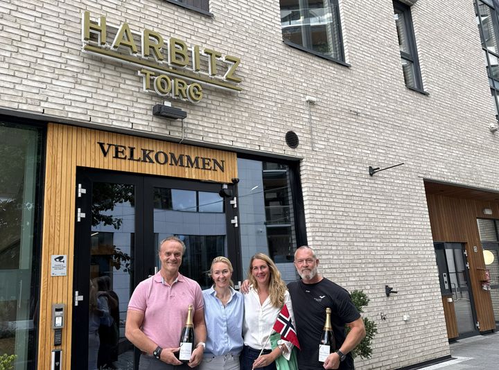 Harbitz Torg ønsker Magnat Medisinske Senter velkommen som fremtidens aktør på det populære handelstorget på Skøyen. F.v. Kjetil Eide (styremedlem Magnat Medisinske Senter, Stine Landgraff (utleiesjef Møller Eiendom), Cathrine Gram (eiendomssjef Harbitz Torg, Møller Eiendom), Peter Cederholm (CEO Magnat)