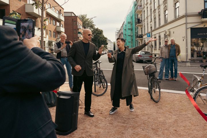 Den formelle snorklippingen på Balders Plass ble utført av Gerd R. Kjørven, etatsdirektør i Bymiljøetaten. Her sammen med utviklingsdirektør i Møller Eiendom, Jakob Krupka.