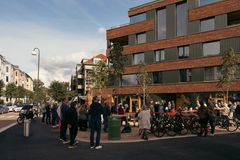 Rundt 100 mennesker hadde samlet seg for å markere åpningen av Balders Plass, som har blitt et trivelig og solrikt oppholdssted for nabolaget med sittebenker og trær.