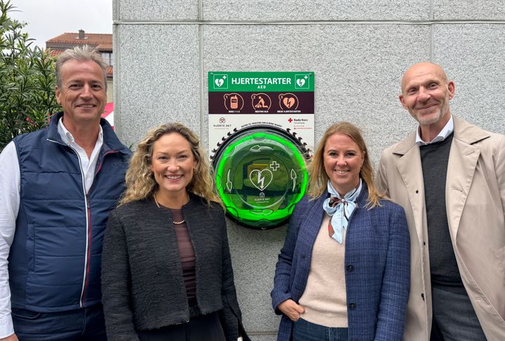 Det nye styret i Hjerte 24/7: F.v. Øyvind Hartveit (styreleder og driftsdirektør i Møller Eiendom), Metha Leonardsen (initiativtaker), Dagny Stensgård Wik (finansdirektør i Møller Eiendom) og Roar Børrestad (Røde Kors Førstehjelp)