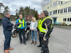 Bruk airbag når du kjører MC er tips nr.1 for bekledning fra Motorsykkelimportørenes Forening, MCF, før MC-sesongen 2024. Fra venstre: Knut Johansen fra Helite som er en av de som importerer airbag for MC til Norge, Per-Anton Vinje, styreleder i MCF, Ine Ulvøy fra Helite, Børre Skiaker, generalsekretær i KNA og Arve Lønnum, sekretær i MCF