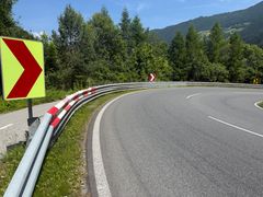 Bildet er tatt i Tirol og viser et litt gammeldags mc-rekkverk i Tirol. Det er intet å bli kuttet opp av. Nye, fjærende systemer under testing i Tyskland. Foto: Arve Lønnum, MCF