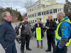 Bruk airbag når du kjører MC er budskap nr. 1. fra Motorsykkelimportørenes Forening, MCF, før MC-sesongen 2026. Fra venstre: Knut Johansen fra Helite som er en av de som importerer airbag for MC til Norge, Per-Anton Vinje, styreleder i MCF, Ine Ulvøy fra Helite, Børre Skiaker, generalsekretær i KNA og Arve Lønnum, sekretær i MCF.