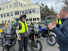 Bruk airbag når du kjører MC er budskap nr. 1. fra Motorsykkelimportørenes Forening, MCF, før MC-sesongen 2026. Fra venstre Arve Lønnum, sekretær i Motorsykkelimportørenes Forening, MCF (i bakgrunnen), Per-Anton Vinje, styreleder i MCF, Børre Skiaker, generalsekretær i KNA, Kongelig Norsk Automobilklub og Knut Johansen fra Helite som er en av de som importerer airbag for MC til Norge.