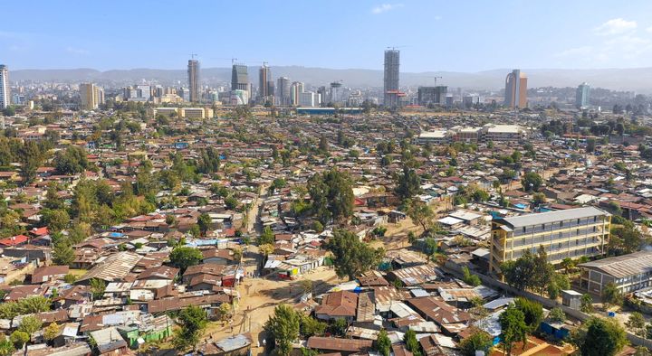 Bildet viser skyskrapere og slumområder i Addis Abeba, Etiopia.