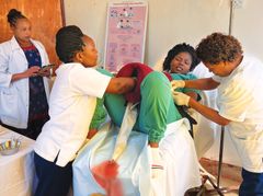 Det norske bistandsprogrammet Safer Births Bundle of Care (SBBC)  har fokusert på simuleringstrening og øving på jobb for helsearbeidere i Tanzania. Resultatene er over all forventning med en reduksjon på 75 prosent i mødredødelighet i forbindelse med fødsel, samt en reduksjon tidlig nyfødtdødelighet med 40 prosent – bare i løpet av tre år.