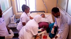 Det norske bistandsprogrammet Safer Births Bundle of Care (SBBC) har fokusert på simuleringstrening og øving på jobb for helsearbeidere i Tanzania. Resultatene er over all forventning med en reduksjon på 75 prosent i mødredødelighet i forbindelse med fødsel, samt en reduksjon tidlig nyfødtdødelighet med 40 prosent – bare i løpet av tre år.