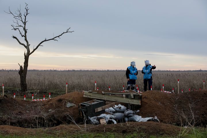 Ukriana var klart største mottakerland av norsk bistand i 2024. Bildet er av mineryddere fra Norsk Folkehjelp i Liubomyrivka, Ukraina, november 2023.