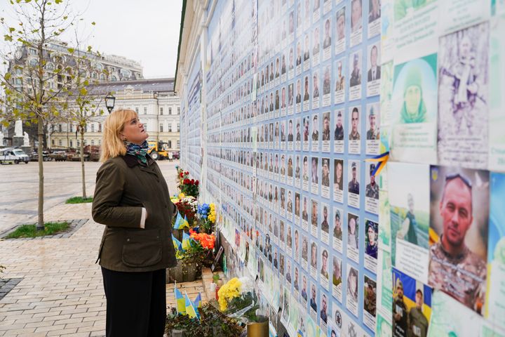 Gunn Jorid Roset, direktør for Norad, foran minneveggen for falne ukrainske soldater i Kyiv.