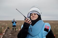 Ukraina er det landet som mottok mest norsk bistand i 2025.  I Ukraina støtter Norge blant annet Norsk Folkehjelps mineryddingsprogram. Norske bistandspenger går også til livsviktig nødhjelp, gjenoppbygging, energisikkerhet, støtte til kampen for demokrati og menneskerettigheter og en målrettet innsats mot korrupsjon. Bildet er  Liubomyrivka, Ukraina, november 2023